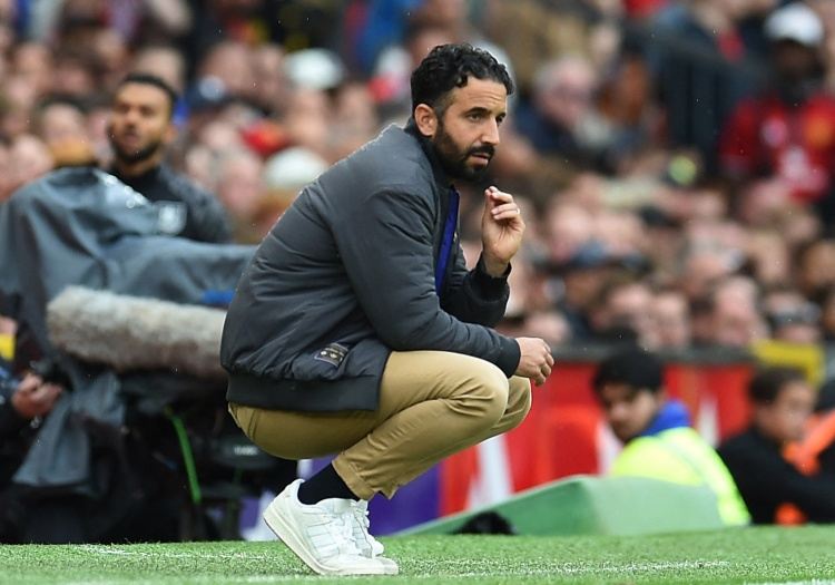 电讯报：四后卫能解决阿莫林很多问题，应重用梅努、B费打前腰