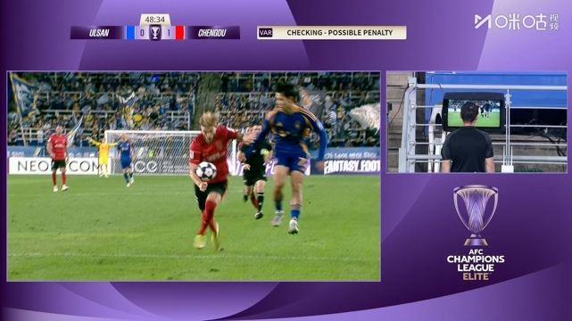 有惊无险！莱切特禁区内二次反弹球打手，主裁回看后维持不给点