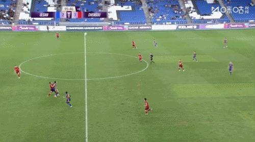 嘲讽拉满蓉城中卫李扬后场任意球大力踢出边线 对手点赞 鼓掌