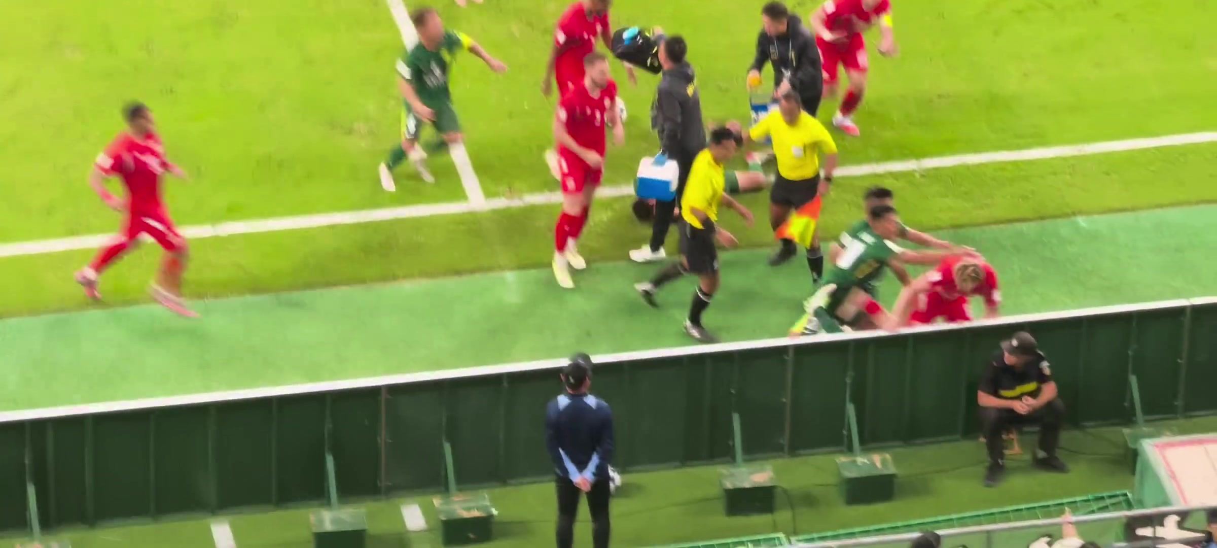 国安vs河内冲突全程:河内球员推何宇鹏引爆冲突 吴少聪与对方抱摔