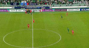 越南媒体：两队冲突时，中国球迷向河内球员投掷“雨点”般的瓶罐