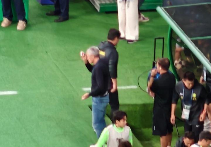 塞蒂恩：我回到更衣室也和恩加德乌说，这是不是瞄着我踢的