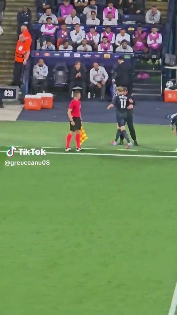 传奇丁丁26分钟被换下，曼城球迷起立鼓掌 高唱德布劳内之歌