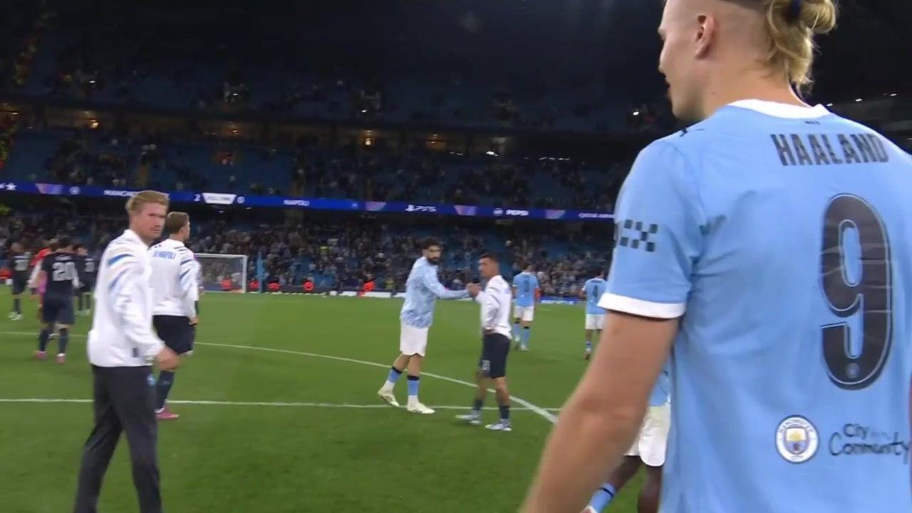 泪目了哈兰德赛后叫住德布劳内，两人勾肩搭背嬉闹叙旧