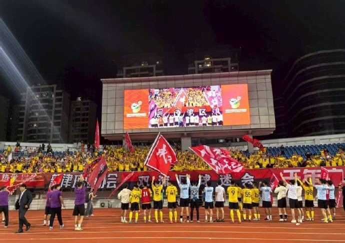 川超揭幕战，成都队6-0大胜遂宁队，21000余名球迷现场观战