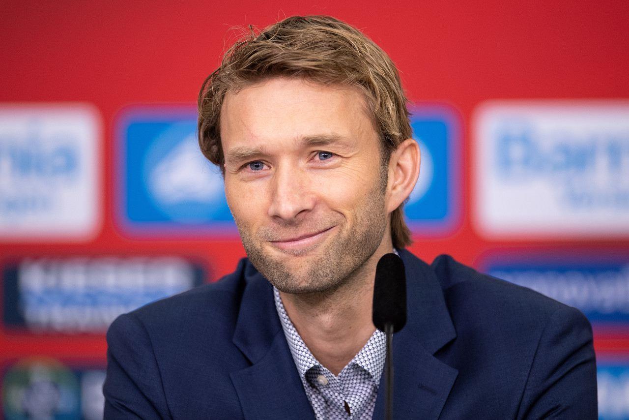 药厂总监再谈解雇滕哈赫：他没有朝正确的方向前进，反而阻碍进步