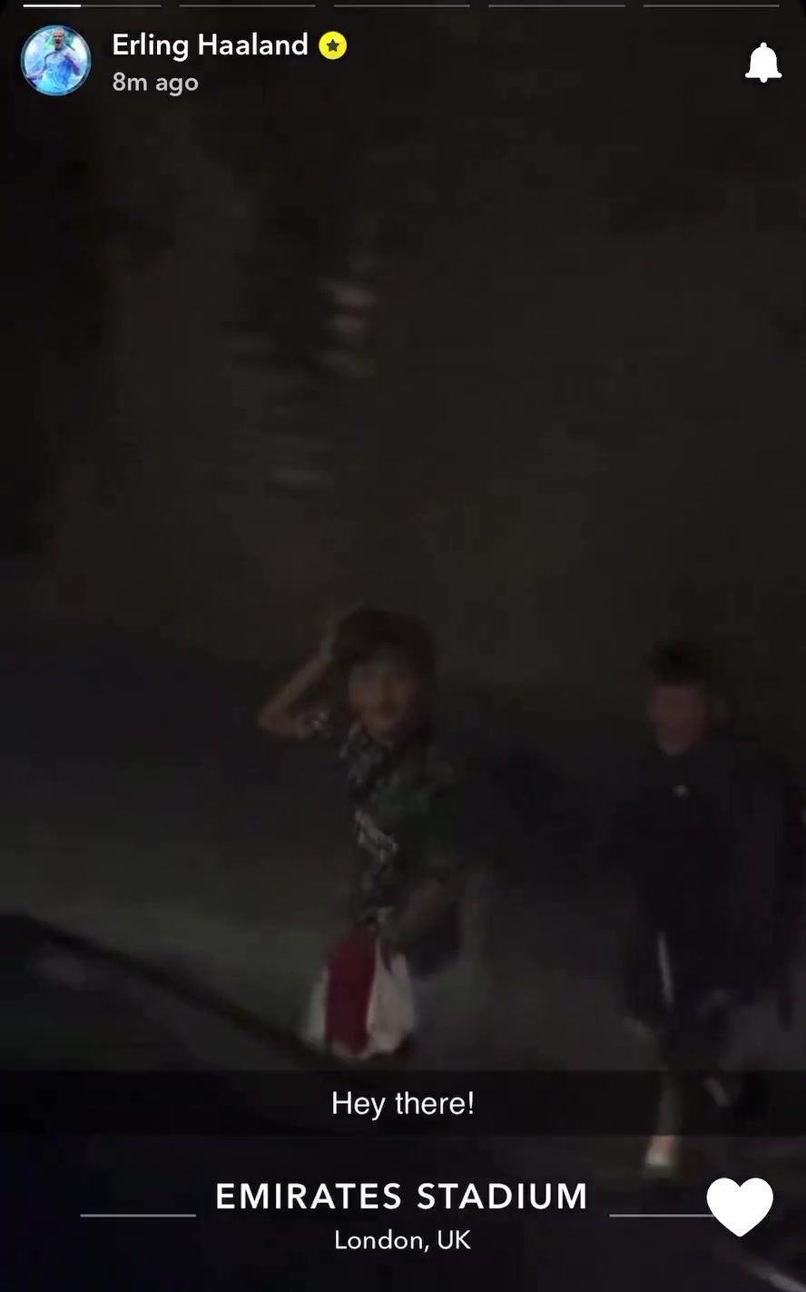 魔人看笑了！哈兰德晒被阿森纳球迷辱骂视频，小球迷还比不雅手势