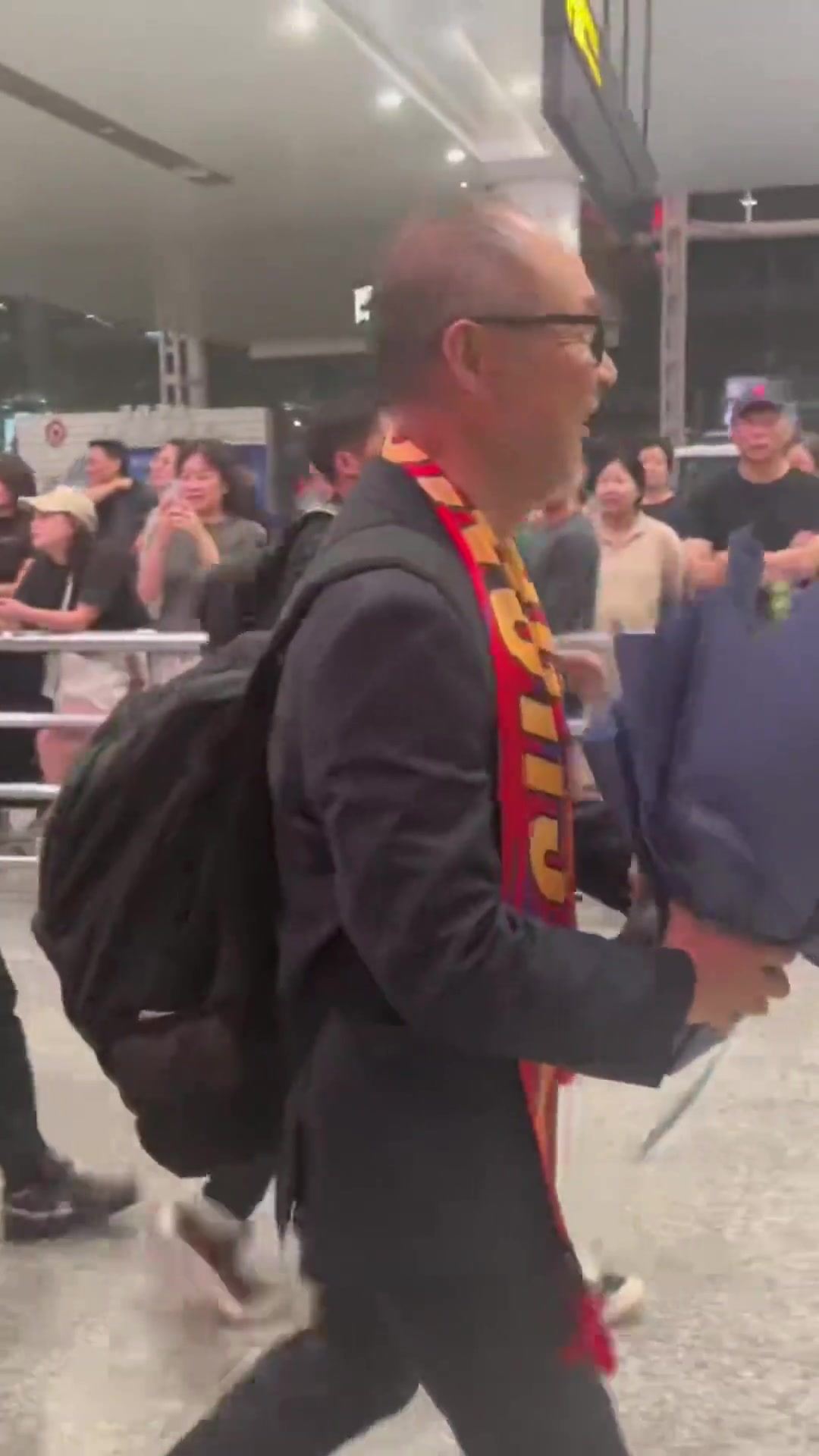将接手重庆铜梁龙！重庆广电晒视频：张外龙已抵达江北国际机场