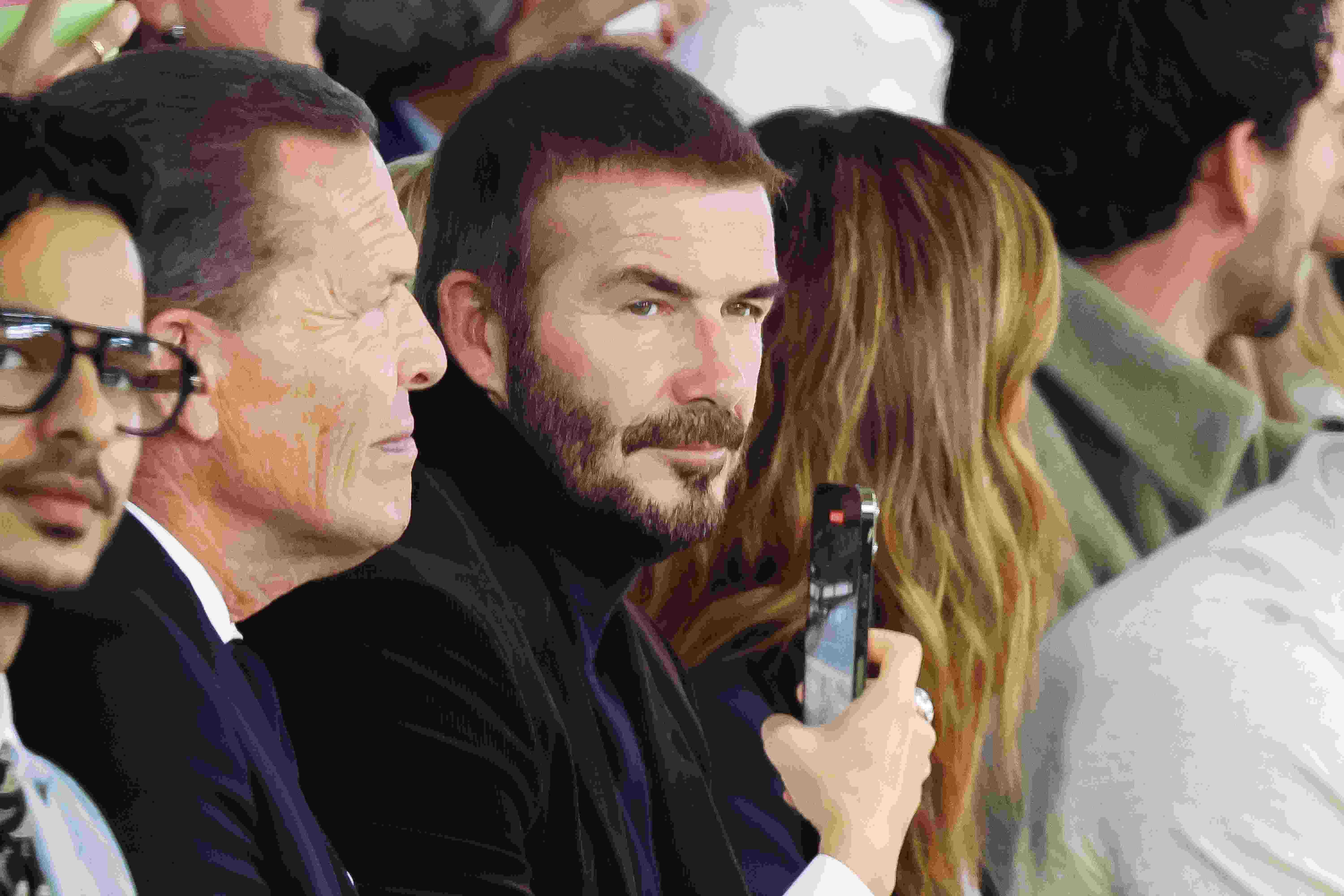 老了也很帅！贝克汉姆一袭天鹅绒造型帅气出席米兰时装周