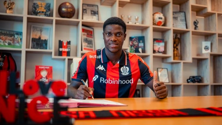 官方：尼斯与19岁前锋伯纳德-恩盖内续约一年，合同期至2029年