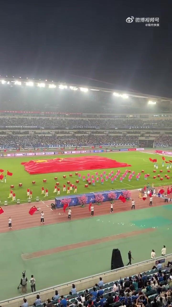 国庆前夕苏超应景 南京、淮安主场共计8万人合唱表白祖国