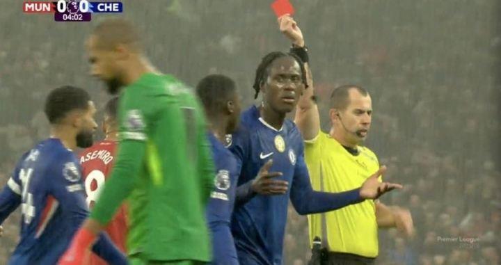 太倒霉了查洛巴为队友补锅染红，上轮桑切斯染红后死亡凝视