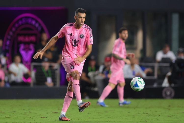 法尔肯：布斯克茨是一位沉默的领袖，他是历史最佳“5号”球员