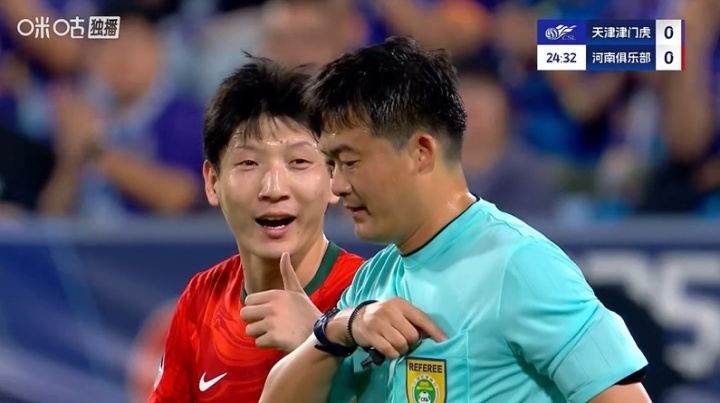 复刻“世林点赞”！河南两人抗议染黄，卢永涛朝主裁判竖大拇指