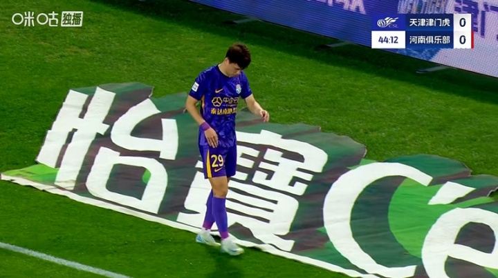 拉伤无法坚持，巴顿上半场尾声伤退，一瘸一拐走下场