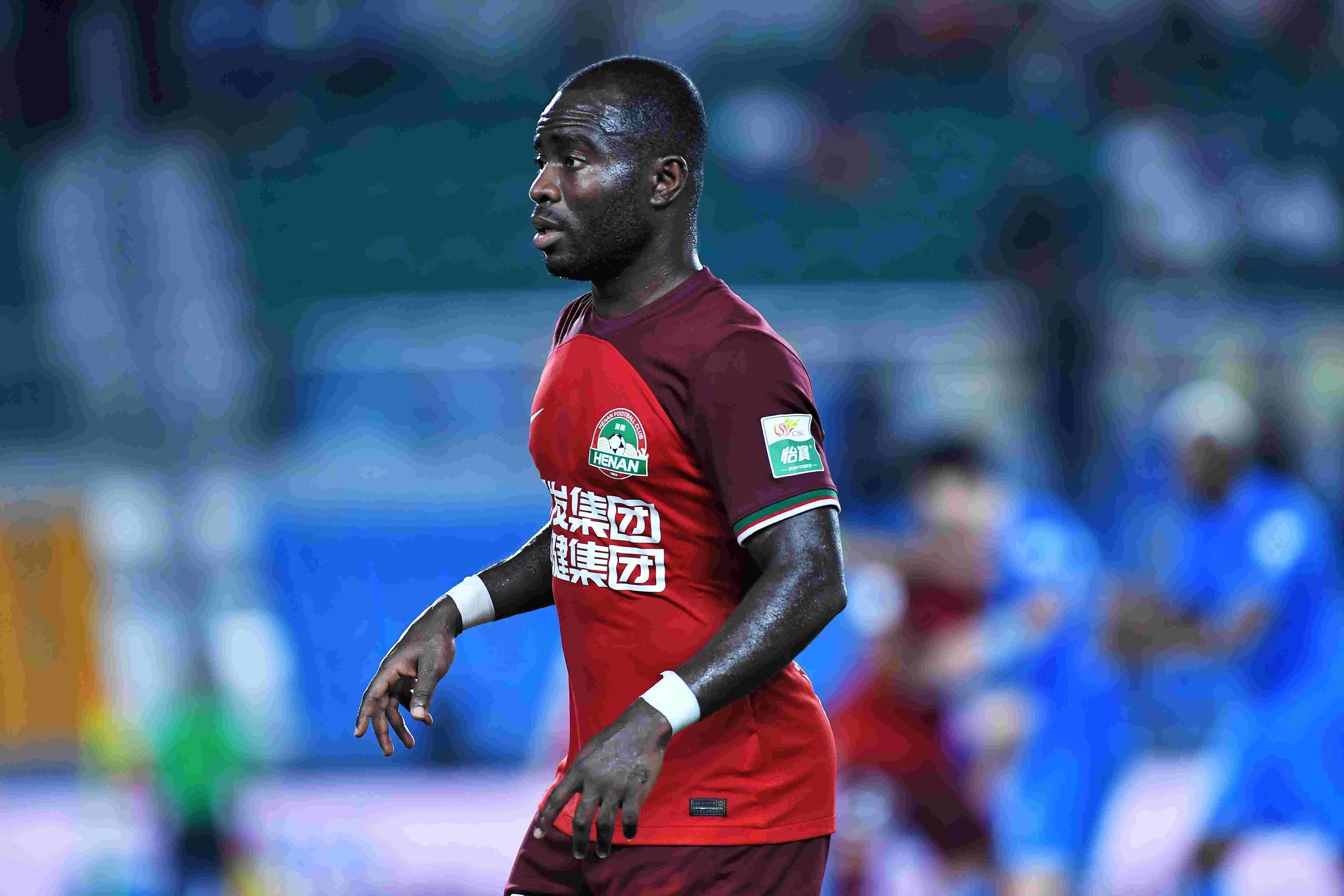 天津津门虎vs河南全场共有7人染黄，河南两人因抗议吃到黄牌