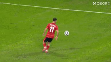 看起来就痛古尔芬克尔被对手“掏裆”倒地，两队产生小冲突