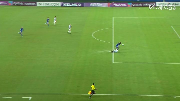 暴怒！阿苏埃抢出单刀被绊倒，裁判未判给申花点球