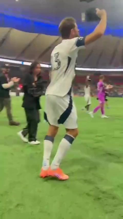 舞姿妖娆！穆勒赛后跳舞庆祝夺冠：继续狂欢