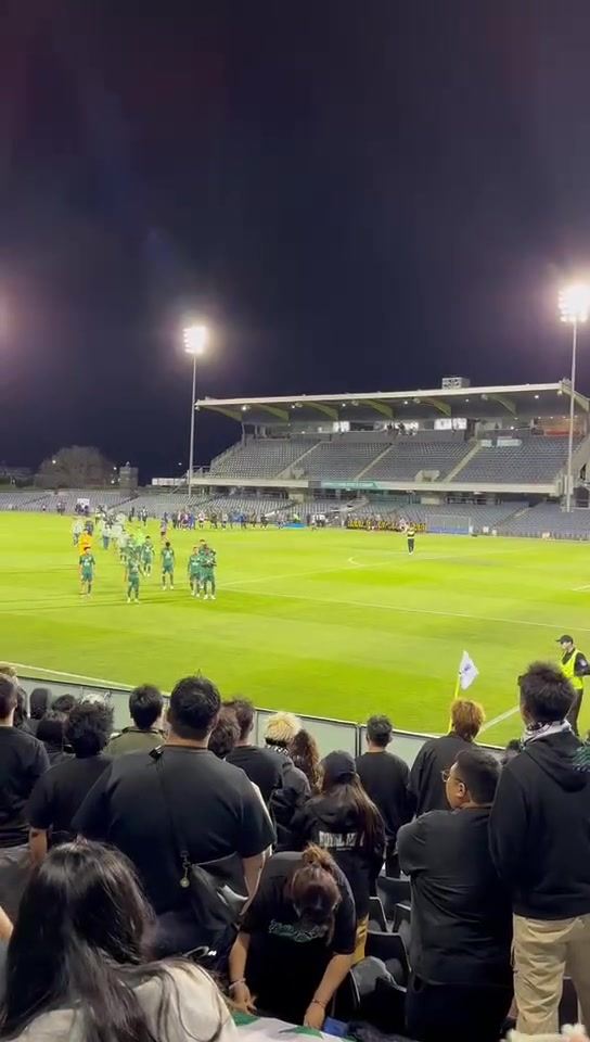 又与球迷冲突！国安球迷赛后集体大骂杨立瑜，球员比手势鼓掌回应