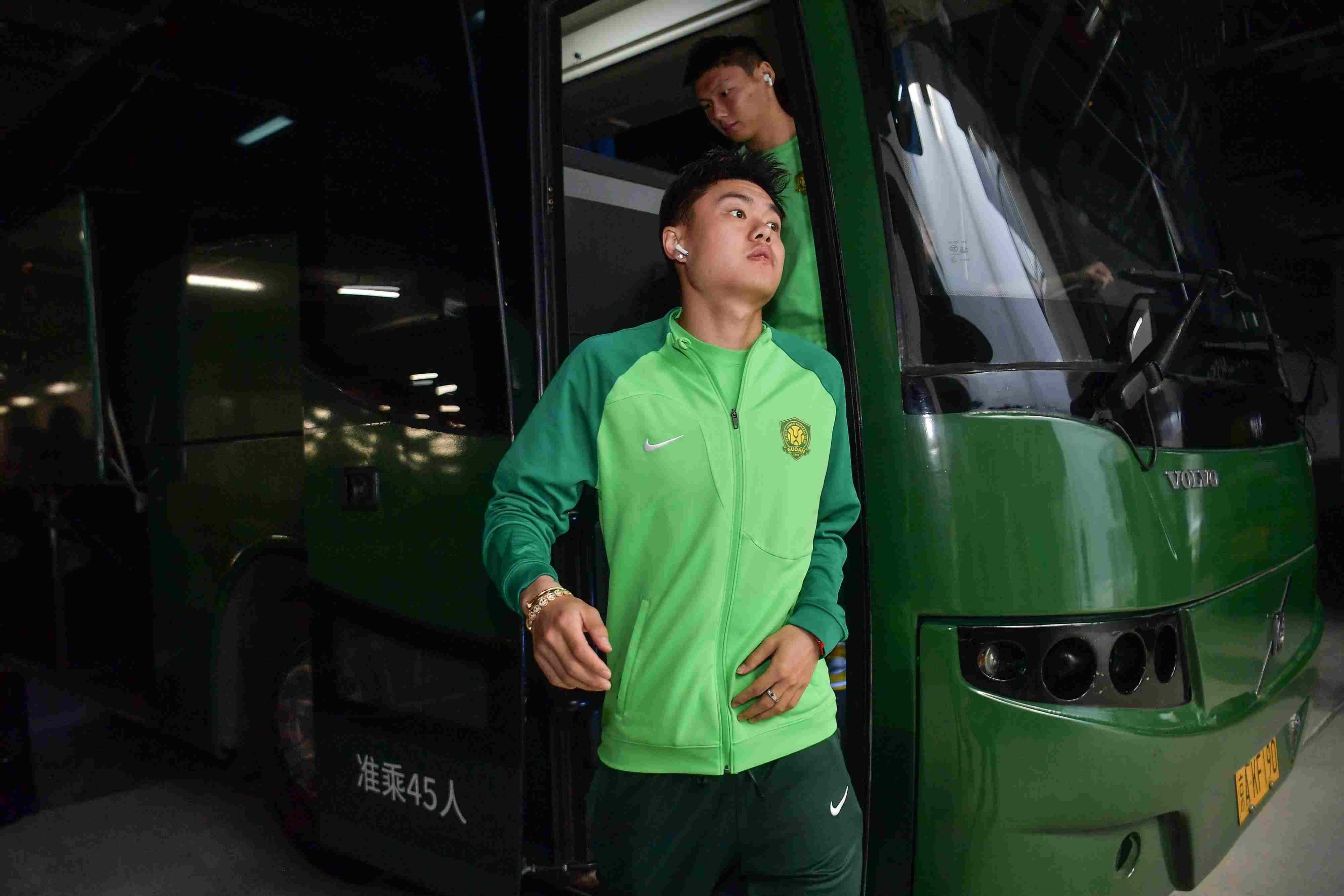 杨立瑜被骂：什么阿猫阿狗都能和球迷较劲，真有出息给球迷竖中指