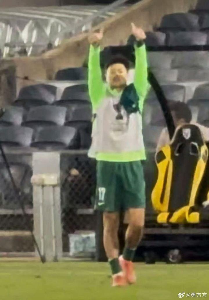 媒体人：杨立瑜确实朝球迷竖的是大拇指，只是置气不是侮辱