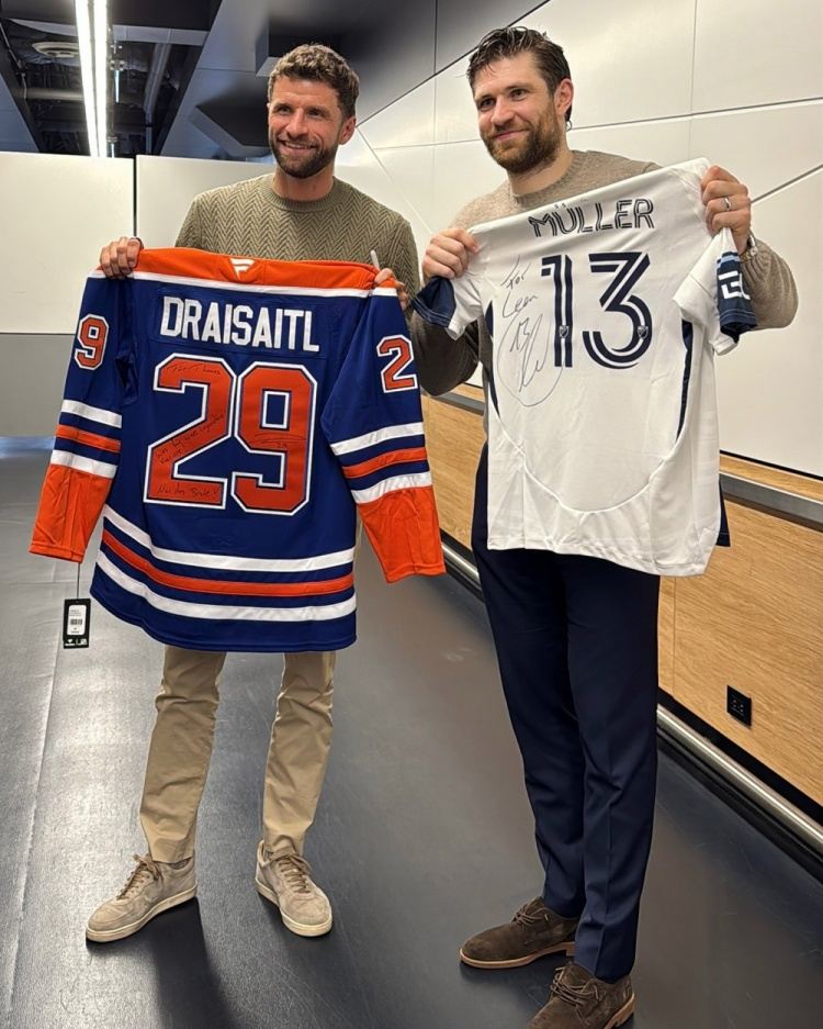 穆勒与德国冰球选手德赖塞特尔合影，两人社媒互称传奇