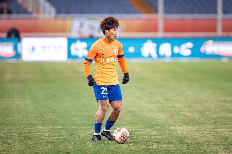 表现差惹争议！谢文能本场24次丢失球权 多次传球失误