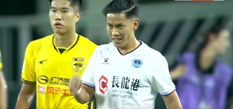 半场-广州豹暂1-0深圳青年人 邓彪头球破门夏达龙禁区被踢倒未判