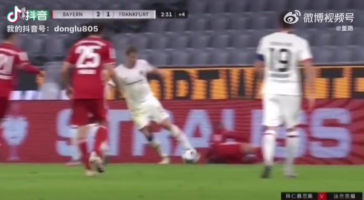 董路晒昔日蒂亚戈撞广告牌视频：这个更近动作更大！裁判怎么判？