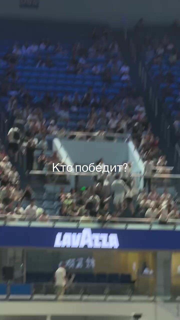 偷闲，申花主帅斯卢茨基现场观战德约科维奇比赛