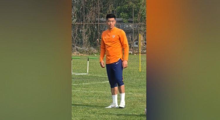 记者：冯伯元已回归青岛海牛，昨天下午参加了球队的训练课