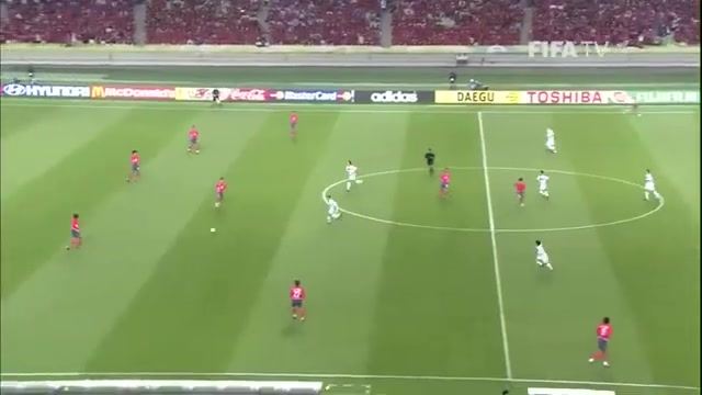 一模一样韩国队主帅洪明甫02年世界杯也曾原地转圈失误致丢球