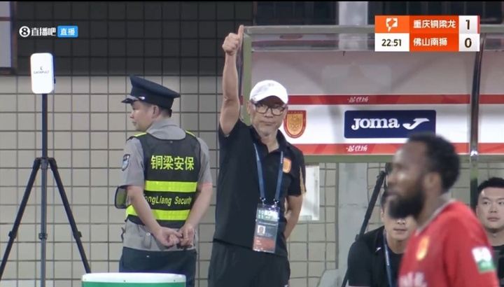 打破僵局！铜梁龙外援角球进攻中头球破门，张外龙场边点赞