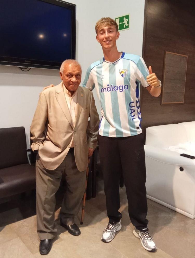 回家！赫伊森造访青训母队马拉加，身穿马拉加球衣拍照