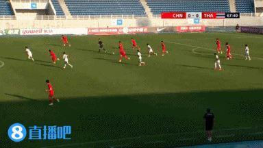 动作有点大！泰国队多次放铲 背后扫堂腿，吃到一张黄牌