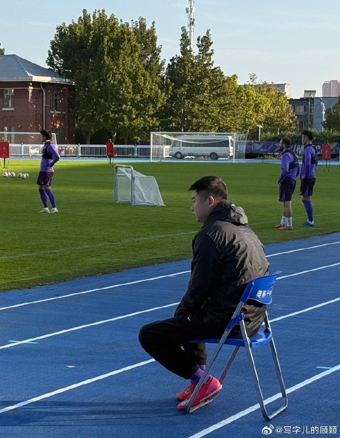 记者：于根伟身体初愈便带队训练，其实尚未彻底恢复