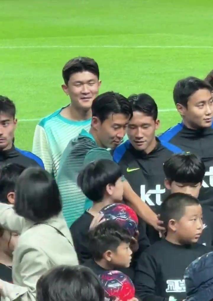 可爱对阵巴拉圭合影环节，孙兴慜与SONNY发型的小球迷打招呼