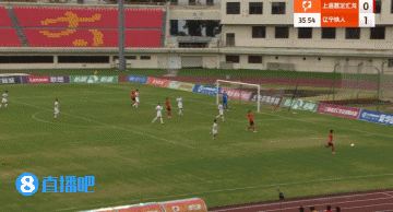 暴脾气！中甲球员不满判罚一脚踢烂角旗 比赛被迫暂停5分钟换新旗