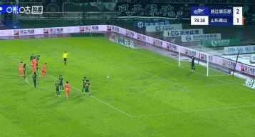 泰山2-2扳平浙江！裁判长时间看VAR后判程进犯规，克雷桑点射破门