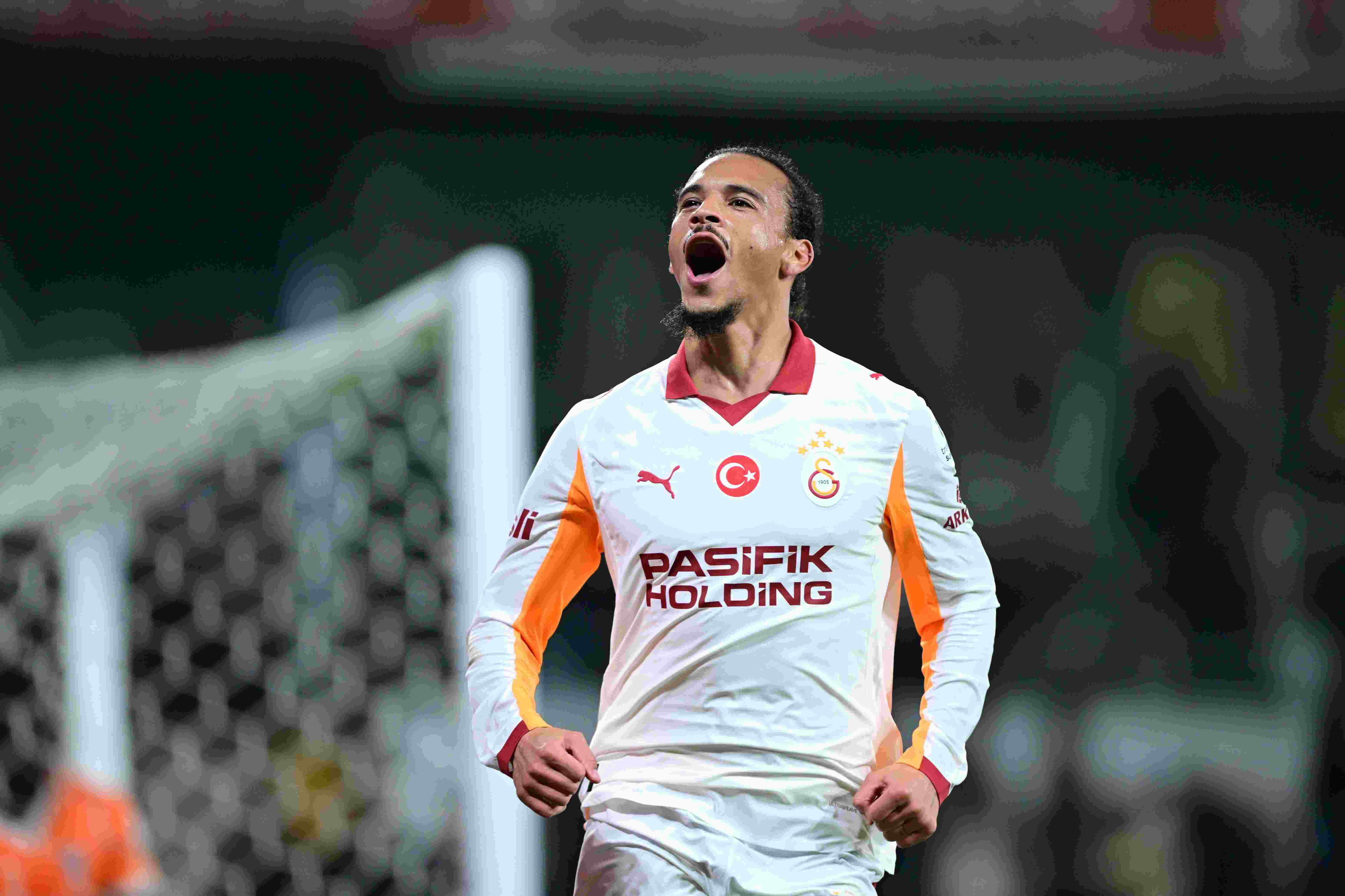 巅峰身价1亿欧！29岁萨内土超双响，1125万年薪10场3球3助