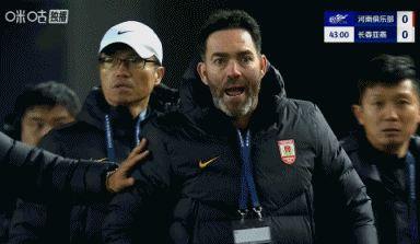 暴怒！河南进攻明显越位，但边裁未举旗变角球，亚泰主帅不满染黄