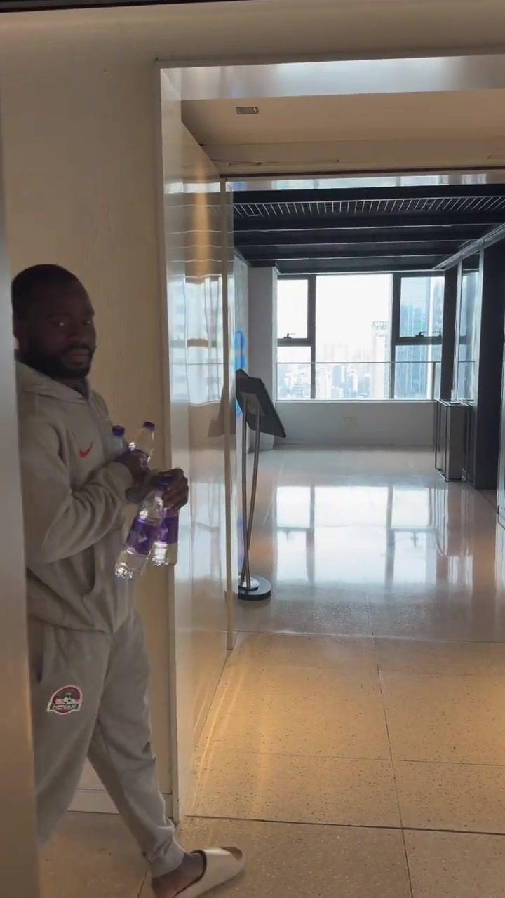 口吐芬芳！阿奇姆彭被纳萨里奥恶搞后用中文爆粗：WCNMLGB