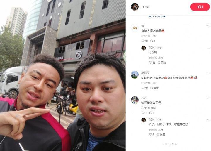 见到林皇本尊！上海球迷在酒店蹲守林加德成功，还得到了全套签名