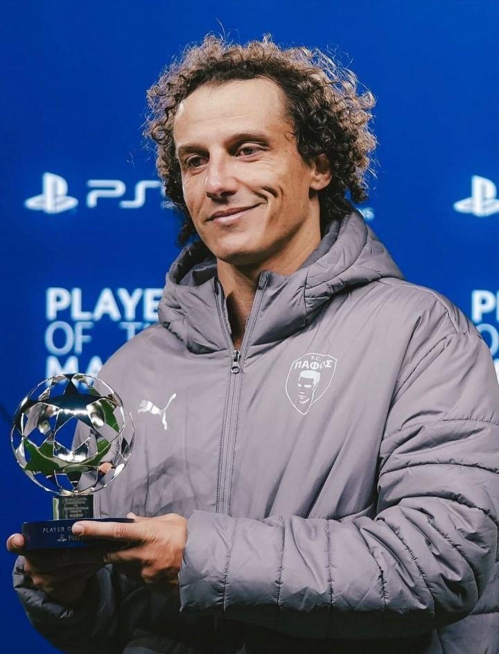 10人作战近90分钟零封！38岁大卫-路易斯4射3正10解围，获欧冠MVP