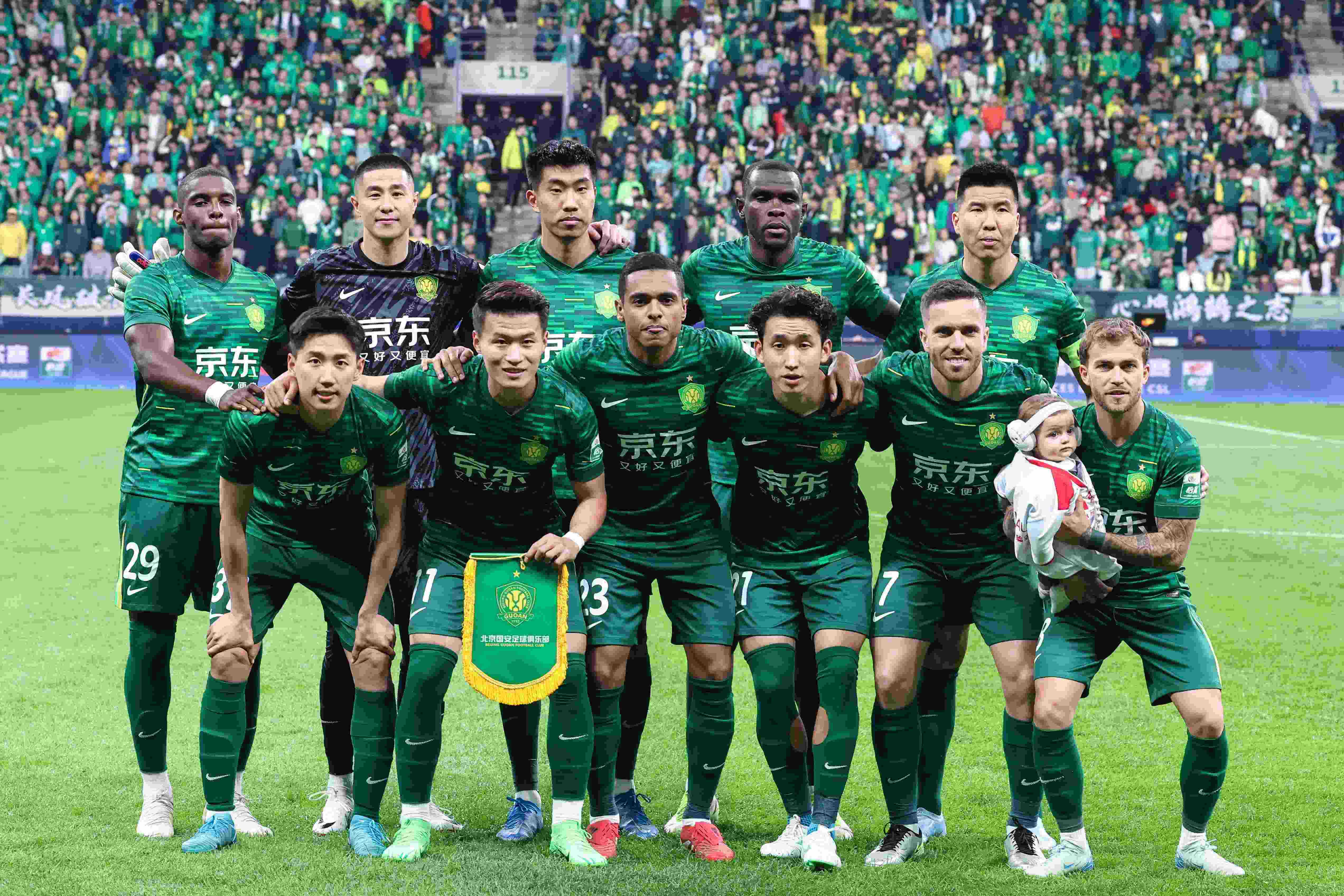 足球报：国安调整防线仍出现低级失误，进攻中展现出更多套路