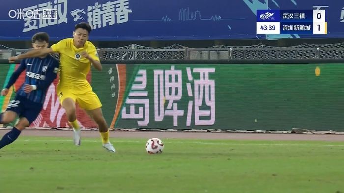 风云突变？杨一鸣被判肘击直红罚下，新鹏城领先1分钟后少打1人
