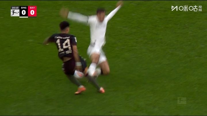 吓人！韩国归化中场卡斯特罗普凶狠飞铲迪亚斯 裁判看VAR后判直红