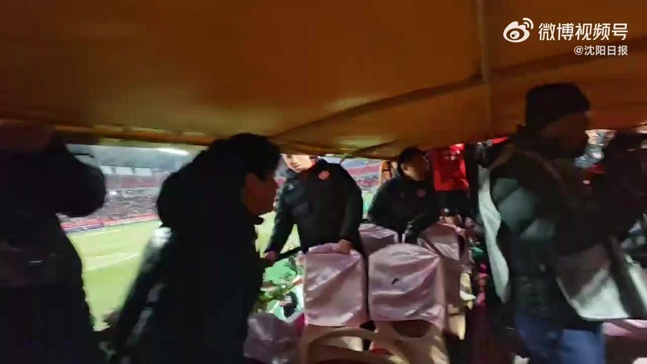 冲超成功！辽宁铁人赛后花车巡游，主帅李金羽与球迷激情互动