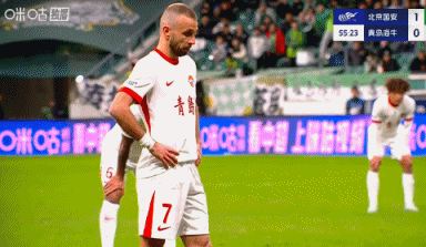 海牛1-1扳平国安！马宁亲自回看VAR后判点，萨里奇点射破门！
